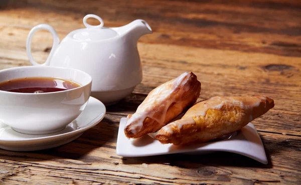 Frühstück am Morgen - Tee und Croissant auf Holztisch — Stockfoto