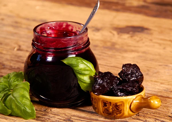 Pot voor zelfgemaakte plum jam op houten tafel — Stockfoto