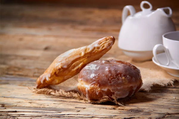 Morning breakfast - tea and doughnut on wooden table — Stock Photo, Image