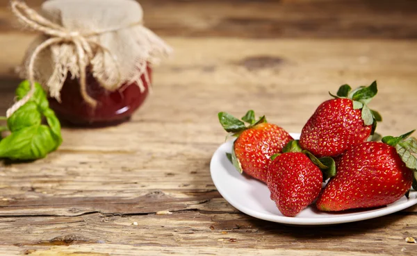 Erdbeermarmelade mit frischen Früchten — Stockfoto