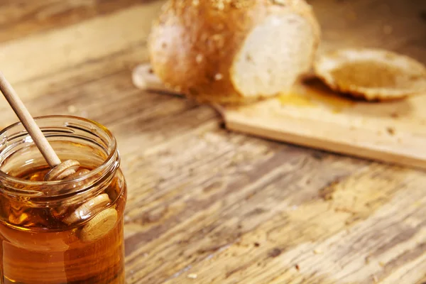 Petit déjeuner avec miel, nourriture saine sur table en bois — Photo