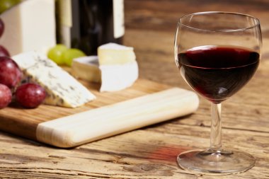 kırmızı bir kadeh şarap ve İtalyan peyniri 