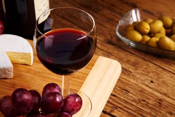 Un vaso tinto de vino y queso —  Fotos de Stock