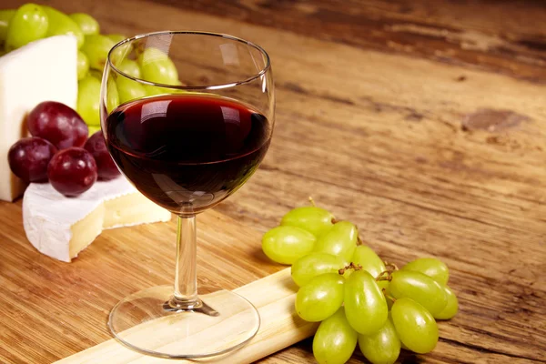 Ein rotes Glas Wein und Käse — Stockfoto