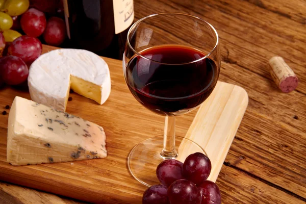 Красный бокал вина и сыра — стоковое фото