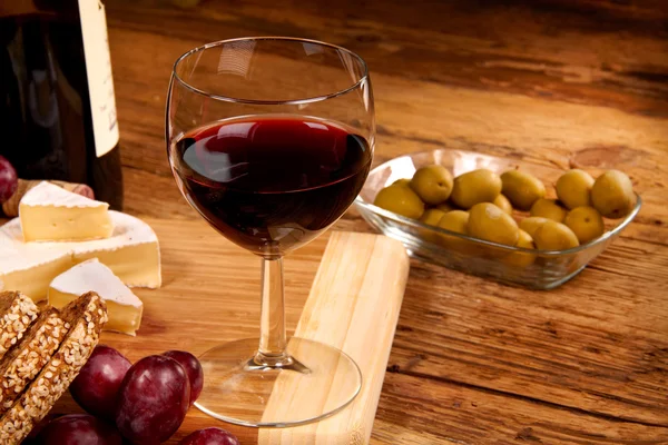 Un vaso tinto de vino y queso —  Fotos de Stock