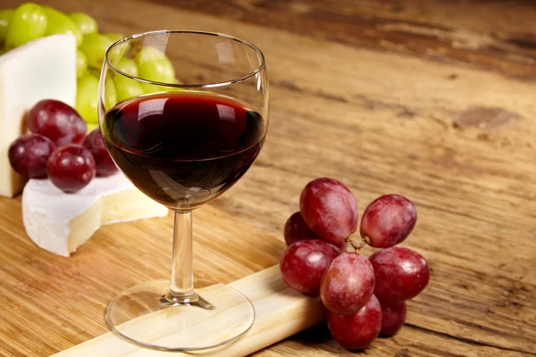 Ein rotes Glas Wein und Käse — Stockfoto