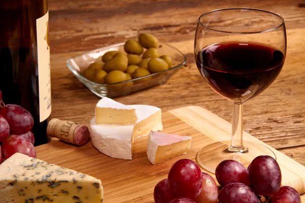 Kieliszek czerwonego wina i serów — Zdjęcie stockowe