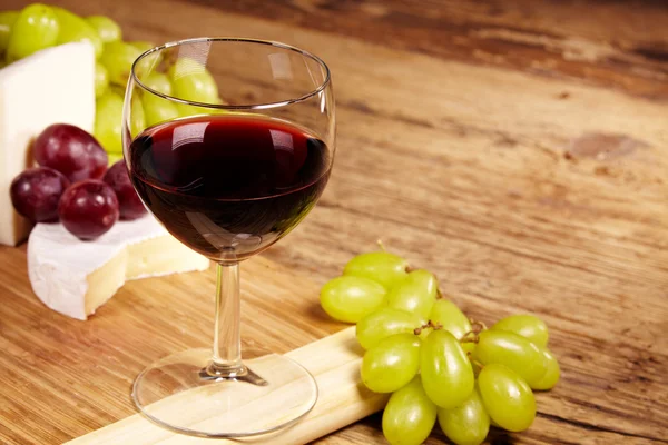 Kieliszek czerwonego wina i serów — Zdjęcie stockowe