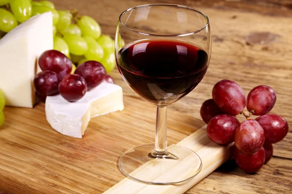 Ein rotes Glas Wein und Käse — Stockfoto