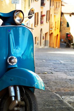 Sokakta klasik scooter.