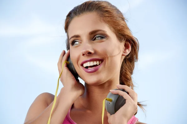 Hermosa mujer joven con auriculares al aire libre —  Fotos de Stock