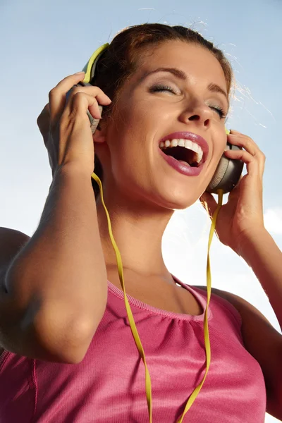 Beautiful woman listening to music — Stock Photo, Image