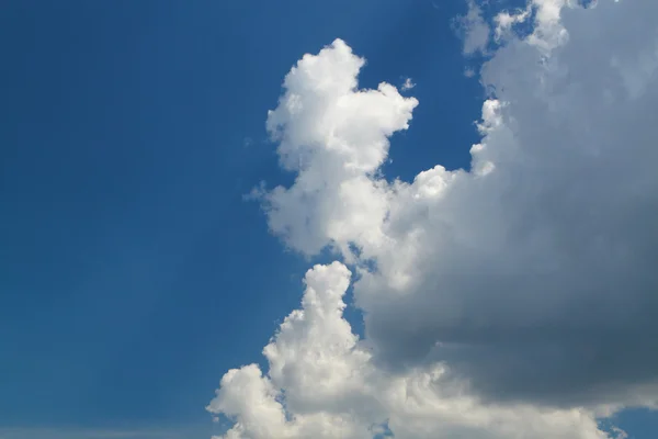 Niesamowite tło błękitne niebo chmury drobny — Zdjęcie stockowe