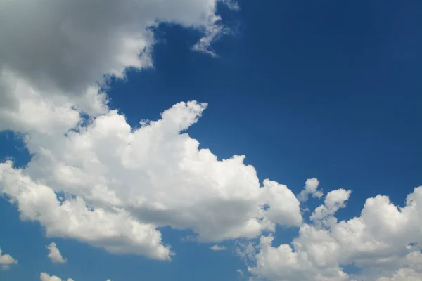 Niesamowite tło błękitne niebo chmury drobny — Zdjęcie stockowe