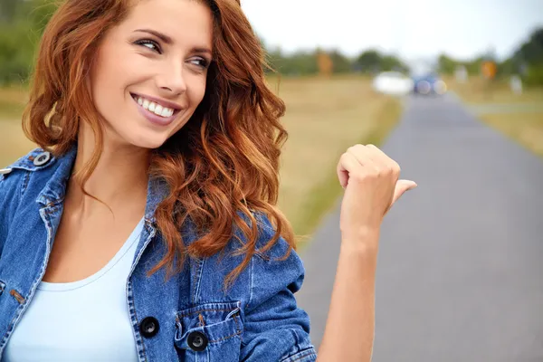 Beautiful young woman traveling — Stock Photo, Image