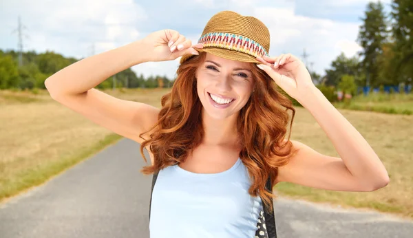 Beautiful young woman traveling — Stock Photo, Image