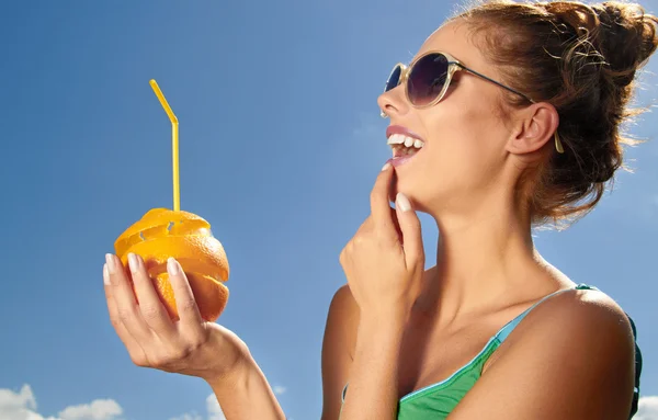 Dame som drikker fersk appelsinjuice – stockfoto