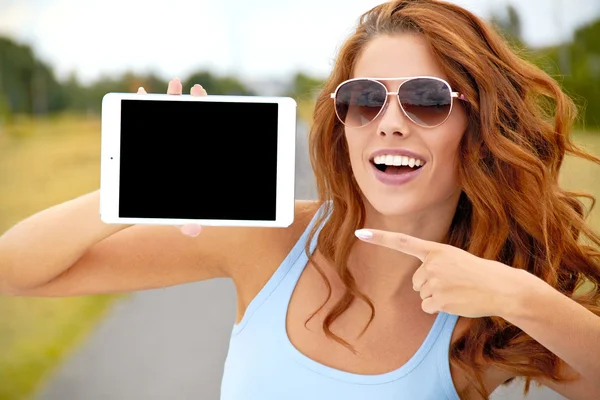 Bela jovem mulher feliz mostrar no tablet Fotografias De Stock Royalty-Free