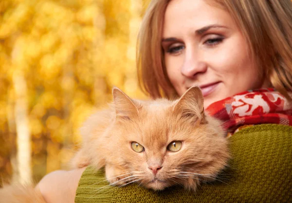Jong meisje met kat op natuurlijke achtergrond — Stockfoto