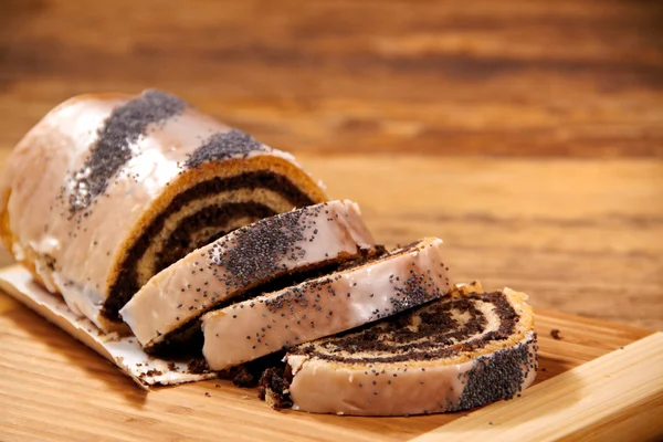 Mohnkuchen auf Holztisch — Stockfoto