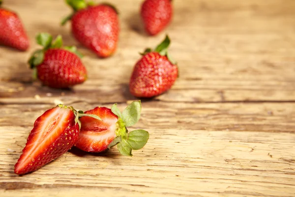 Erdbeeren auf einem Holztisch — Stockfoto