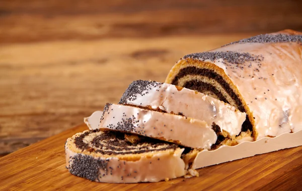 Bolo de semente de papoula na mesa de madeira — Fotografia de Stock