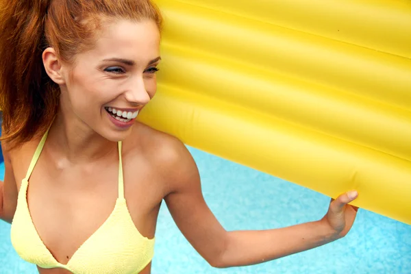 Vacker ung leende kvinna i poolen — Stockfoto