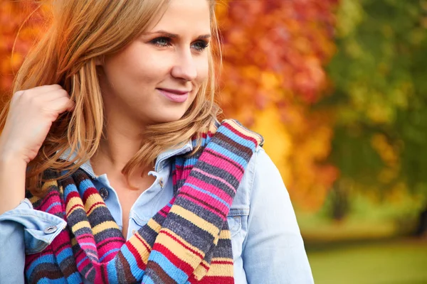 Mooie vrouw in een park in het najaar — Stockfoto