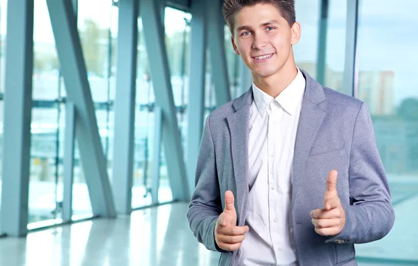 Joven hombre de negocios guapo — Foto de Stock