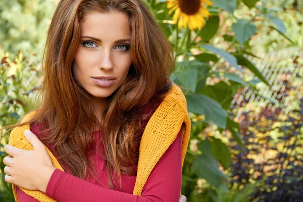 Mooie vrouw in een herfst tuin — Stockfoto