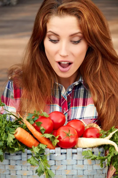 Beautiful woman with vegetables in the garden — Stock Photo, Image