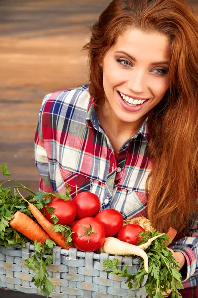 Beautiful woman with vegetables in the garden — Stock Photo, Image