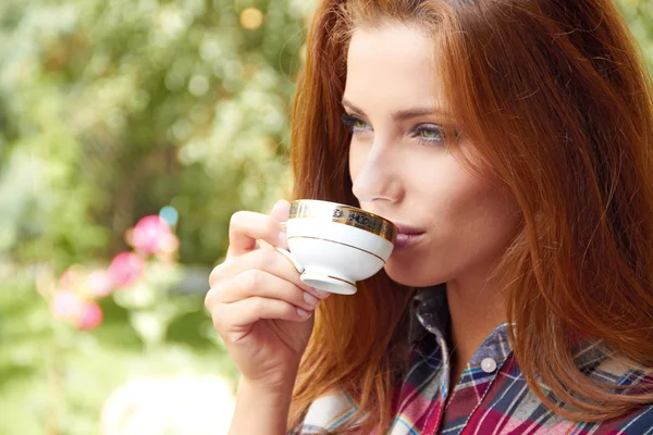 Mooi meisje rusten en koffie drinken op het terras — Stockfoto