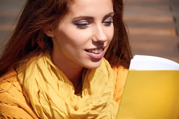 Mooie jonge vrouw ontspannen en lezen van een boek — Stockfoto