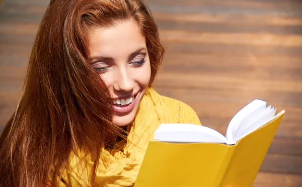 Mulher bonita relaxando e lendo um livro — Fotografia de Stock