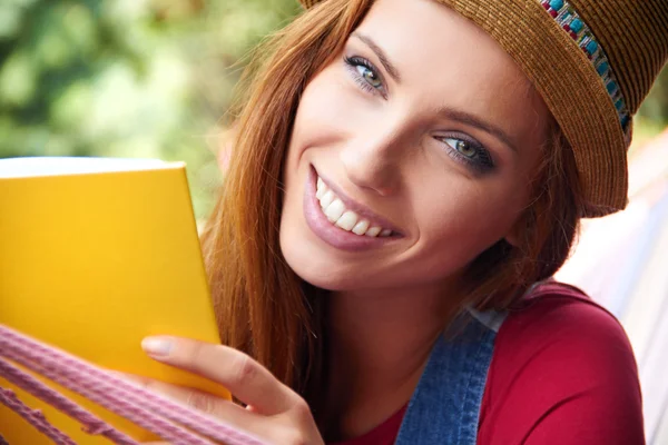 Mulher bonita relaxando e lendo um livro — Fotografia de Stock