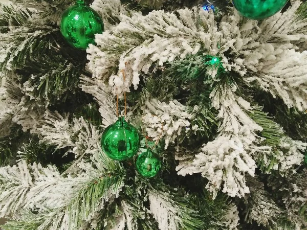 Schnee Und Tanne Mit Hängenden Grünen Kugeln Weihnachtskonzept — Stockfoto