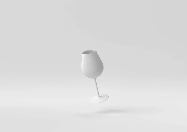 Beyaz arka planda süzülen beyaz şarap kadehi. Asgari konsept fikir yaratıcı. Tek renk olsun. 3 Boyutlu Hazırlama.
