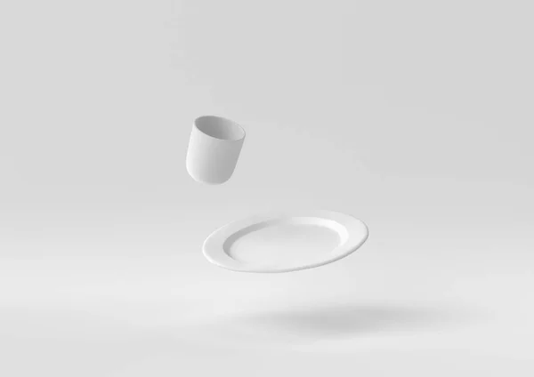 白い皿 マグカップは白い背景に浮かんでいます 創造性を最小限に抑えます モノクロだ 3Dレンダリング — ストック写真