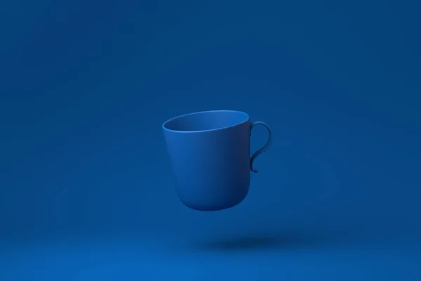 青い背景に浮かぶ青いマグカップやコーヒーカップ 創造性を最小限に抑えます モノクロだ 3Dレンダリング — ストック写真