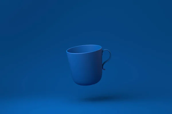 Canecas Azuis Xícara Café Flutuando Fundo Azul Ideia Conceito Mínimo — Fotografia de Stock