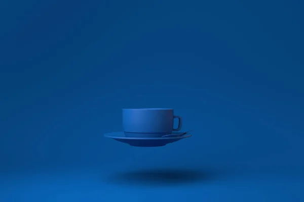 Xícara Café Azul Flutuando Fundo Azul Ideia Conceito Mínimo Criativo — Fotografia de Stock