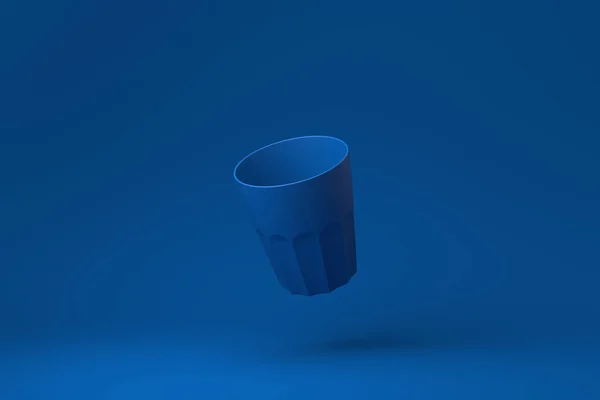 Blauw Water Glas Drijvend Blauwe Achtergrond Minimaal Concept Idee Creatief — Stockfoto
