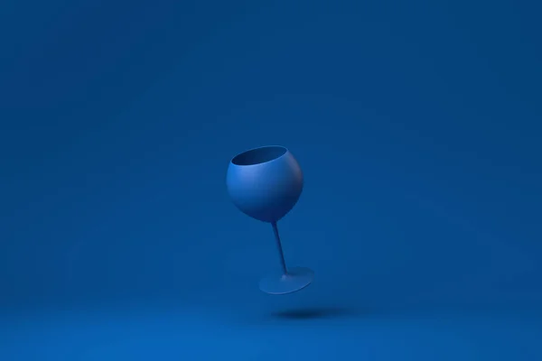 Copo Vinho Azul Flutuando Fundo Azul Ideia Conceito Mínimo Criativo — Fotografia de Stock