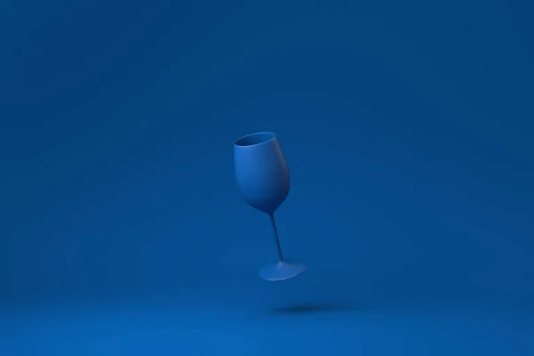 Verre Vin Bleu Flottant Arrière Plan Bleu Concept Minimal Idée — Photo