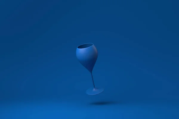 Blauw Wijnglas Drijvend Blauwe Ondergrond Minimaal Concept Idee Creatief Monochroom — Stockfoto