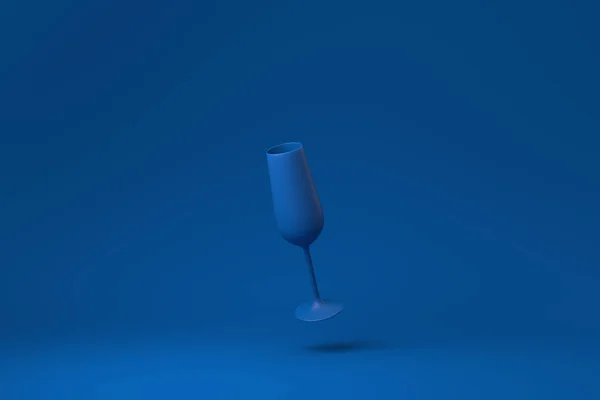 Γυαλί Blue Wine Πλωτό Μπλε Φόντο Ελάχιστη Ιδέα Δημιουργική Μονόχρωμη — Φωτογραφία Αρχείου