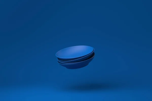Μπλε Πιάτα Πιάτων Που Επιπλέουν Μπλε Φόντο Ελάχιστη Ιδέα Δημιουργική — Φωτογραφία Αρχείου