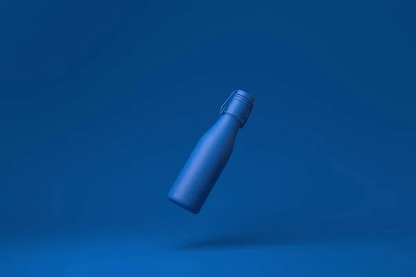 Botol Blue Milk Mengambang Latar Belakang Biru Konsep Minimal Ide — Stok Foto